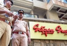 Attack on Saif Ali Khan:मुंबई पुलिस ने हमलावर को पकड़ने के लिए बनाई 20 टीमें Police personnel stand guard at Satguru Sharan building after an intruder attacked Actor Saif Ali Khan, in Mumbai on January 16, 2025 | Photo Credit: ANI