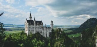 बाइक से आए 4 बदमाश, मिर्च पाउडर फेंका और 1 करोड़ रुपये कै… बाइक