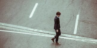 ज्योतिषी अशोक खारट केस में हड़कंप! महाराष्ट्र महिला आयोग … ज्योतिषी