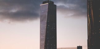 Video: भुंतर-कुल्लू मार्ग पर शास्त्रीनगर में पेड़ गिरा, क… Video