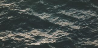 तेज हवाओं में रस्सी टूटी, लहरों में डोलने लगा जहाज… मुं… तेज