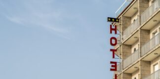 10 दिन से गैस किल्लत, 267 घरेलू सिलेंडर जब्त; लेकिन होटल-… दिन