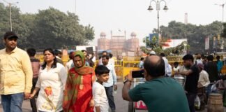 Delhi Breaking News Live: खेलते-खेलते गई जान, बालकनी से ग… Delhi