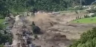VIDEO: 60 सेकेंड में तबाह हो गया पूरा गांव, नेपाल की बाढ़ में तिनकों की तरह बही गाड़ियां