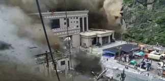 VIDEO: पलक झपकते ही सैकड़ों गाड़ियां सैलाब में बही, नेपाल-चीन सीमा पर देखें तबाही का मंजर