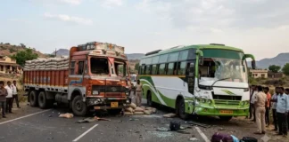 तेलंगाना: हैदराबाद से विजयवाड़ा जा रही बस की ट्रक से टक्कर, 6 लोगों की मौत