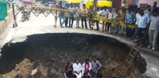 कानपुर : 18 फीट गहरे गड्ढे में बैठकर कैंट विधायक ने दिया धरना, सड़क निर्माण में भ्रष्टाचार पर अफसरों को घेरा