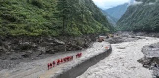 अचानक बाढ़ का पूर्वानुमान मुश्किल, सुनामी जैसी तैयारी जरूरी