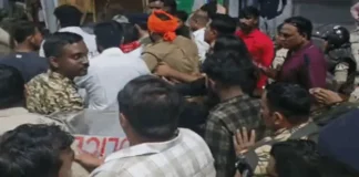 सोशल मीडिया की लड़ाई सड़क पर आई, छत्तीसगढ़ के बिलासपुर दो पक्षों में पथराव; पुलिस ने छोड़ी आंसू गैस