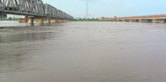 गंगा के उफान से गढ़मुक्तेश्वर में गहराया बाढ़ का संकट, कई गांवों और मुख्य रास्तों पर जलभराव