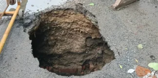 वाराणसी में बरसात के बीच सड़कों पर झांक रहे दावे, ट्रामा सेंटर बीएचयू मोड़ पर सात फीट सड़क धंसी