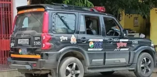 फिरोजाबाद: नशे में धुत युवक ने ई-रिक्शा में महिला से की बदसलूकी, साथी को पीटा
