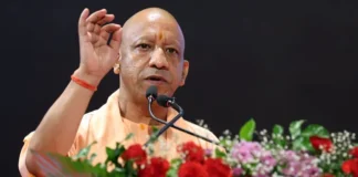 बारिश में भी रोशन रहेंगे यूपी के घर, रात में भी मोर्चे पर डटे बिजलीकर्मी; UPPCL अध्यक्ष के सख्त निर्देश